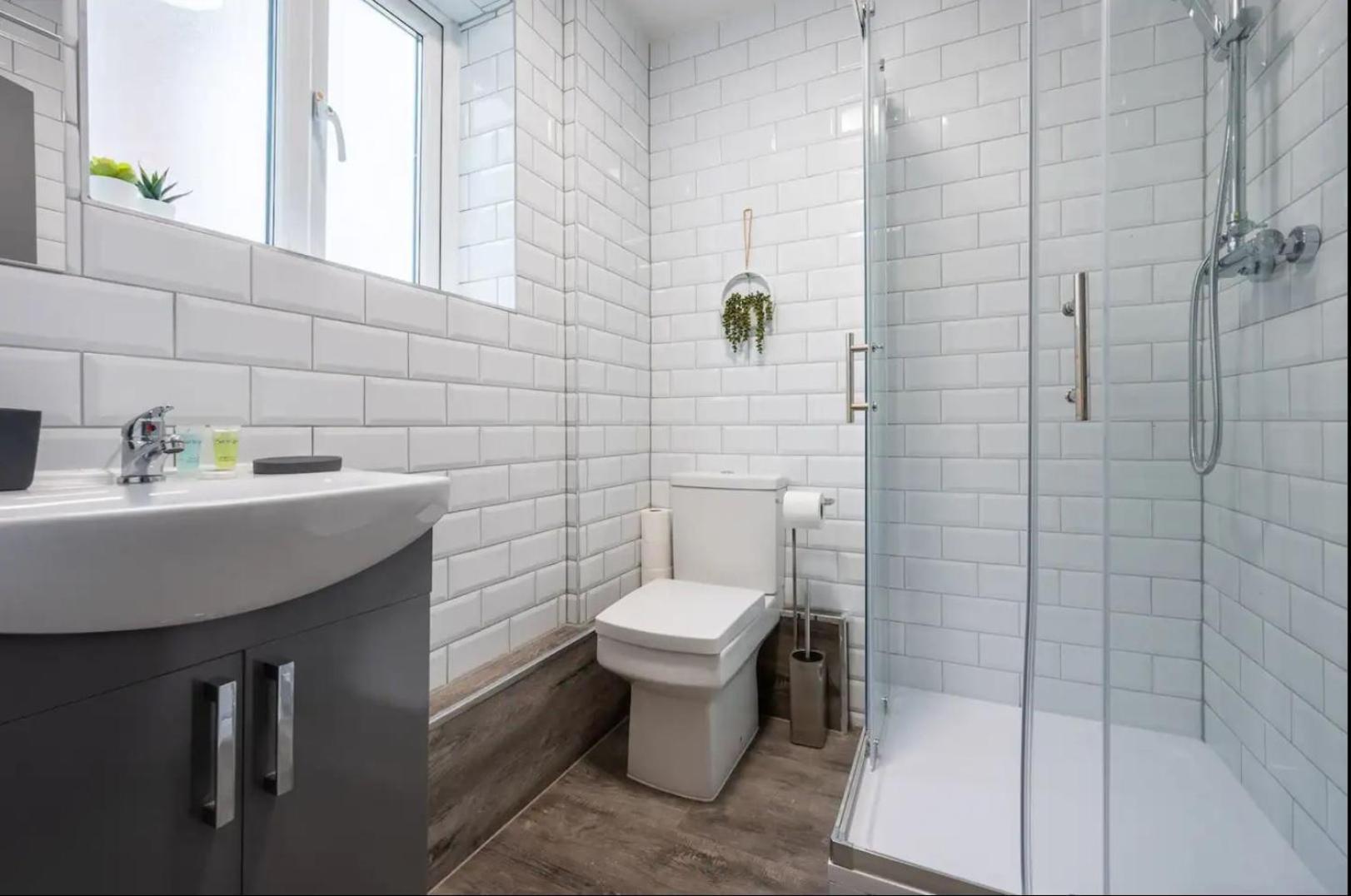 Stunning One Bedroom Apartments Near Shops & Central Cardiff Eksteriør billede